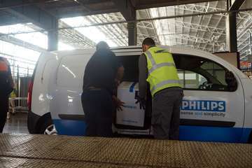 La ministra Darias presencia en Gando (Telde) la llegada de 43.000 vacunas de Pfizer-BioNTech/Acfi Press.